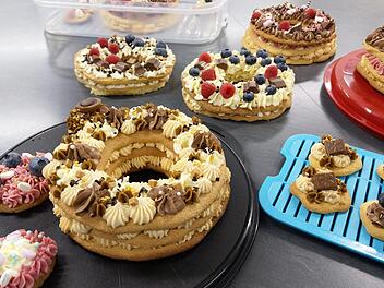 Bei einem Kurs der Volkshochschule Landkreis Haßberge gestalteten die Teilnehmer jüngst unter Anleitung der Konditorin und gelernten Diplom-Designerin Stefanie Scherbel  lecker aussehende Varianten eines Number beziehungsweise Letter Cakes. Foto: Stefanie Scherbel