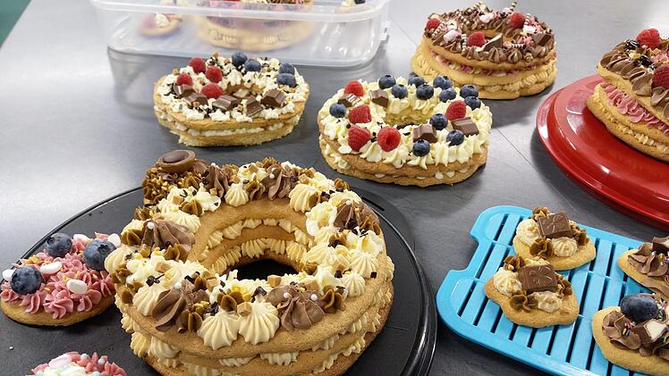 Bei einem Kurs der Volkshochschule Landkreis Haßberge gestalteten die Teilnehmer jüngst unter Anleitung der Konditorin und gelernten Diplom-Designerin Stefanie Scherbel  lecker aussehende Varianten eines Number beziehungsweise Letter Cakes. Foto: Stefanie Scherbel