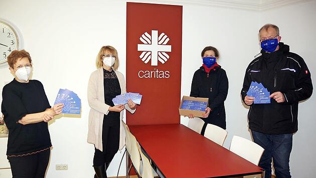 Der Rotary Club Kronach unterst&uuml;tzt das "L&auml;dla". Das Bild zeigt (von links) Kreisgesch&auml;ftsf&uuml;hrerin Cornelia Thron und Sozialp&auml;dagogin Irene Piontek von der Caritas sowie Clubpr&auml;sidentin Kerstin Sperschneider und Pfarrer Thomas Teuchgr&auml;ber seitens des Rotary-Hilfswerks bei der &Uuml;bergabe der Gutscheine.  Foto: Heike Sch&uuml;lein