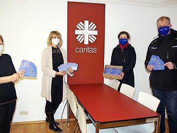 Der Rotary Club Kronach unterstützt das "Lädla". Das Bild zeigt (von links) Kreisgeschäftsführerin Cornelia Thron und Sozialpädagogin Irene Piontek von der Caritas sowie Clubpräsidentin Kerstin Sperschneider und Pfarrer Thomas Teuchgräber seitens des Rotary-Hilfswerks bei der Übergabe der Gutscheine.  Foto: Heike Schülein