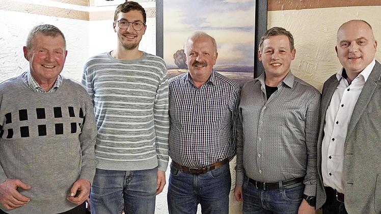 Bürgermeister Daniel Wehner (rechts) gratulierte dem neuen Vorstand der Jagdgenossen Wollbach: (von links) Jagdvorsteher Karl Schneider, Schriftführer Thomas Rottenberger, stellvertretender Vorsitzender Kurt Kirchner und Kassierer Michael Schneider.