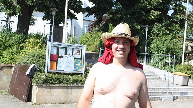 Matthias Mönius hat sein Glücks-T-Shirt um den Kopf gebunden.