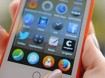 Smartphones verwandeln Menschen manchmal in merkwürdige Gestalten. Foto: Andreas Gebert/dpa