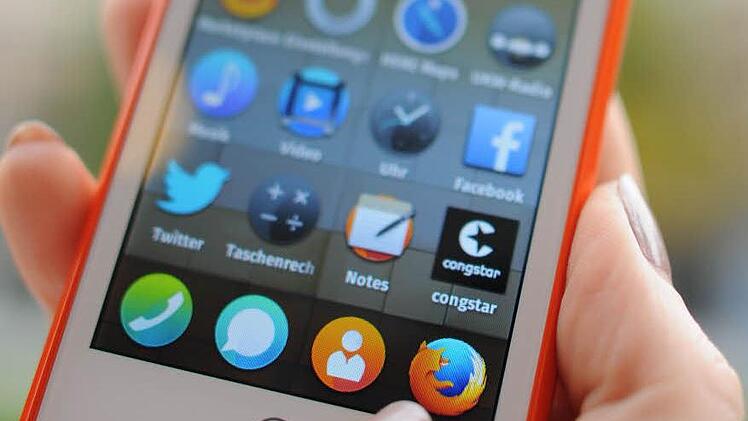 Smartphones verwandeln Menschen manchmal in merkwürdige Gestalten. Foto: Andreas Gebert/dpa