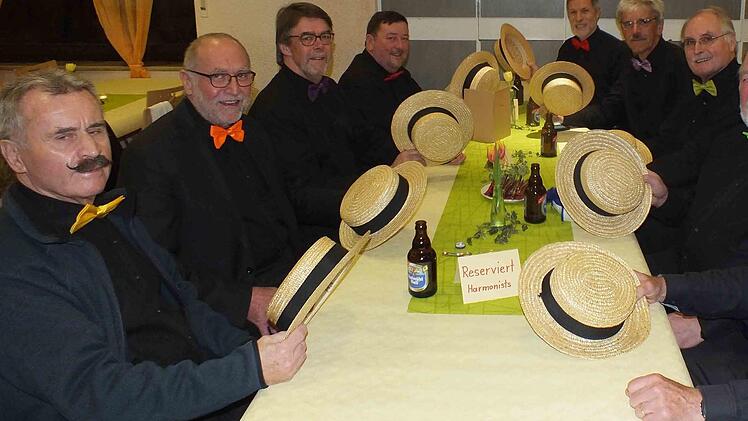 Die Kosbacher Stadl Harmonists bezeichnen sich als "älteste Boy Group Frankens". Fotos: Manfred Welker