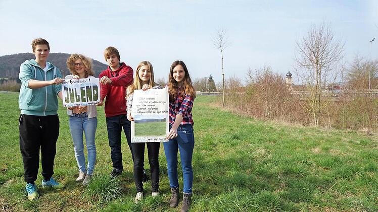 Julian Partsch, Antonia Schneider, Andreas Partsch, Judith Friedrich und Sarah Gerlach beziehen Position gegen die Ansiedlung. Foto: Arkadius Guzy