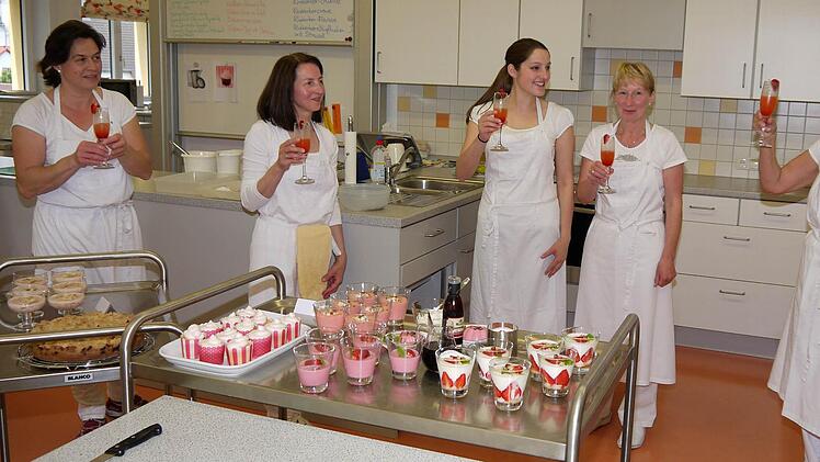 Ein Prosit auf die Küchen-Chefinnen. Foto: Berthold Köhler