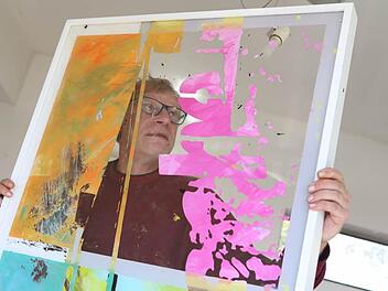 "Hinter-Glas-Acryl-Malerei" nennt der Forchheimer Kulturpreisträger Rainer Schütz sein neuestes Experimentierfeld, auf dem er traditionelle und digitale Kunst verbindet.  Fotos: Barbara Herbst