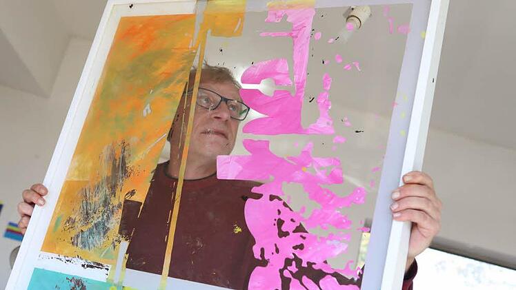 "Hinter-Glas-Acryl-Malerei" nennt der Forchheimer Kulturpreisträger Rainer Schütz sein neuestes Experimentierfeld, auf dem er traditionelle und digitale Kunst verbindet.  Fotos: Barbara Herbst