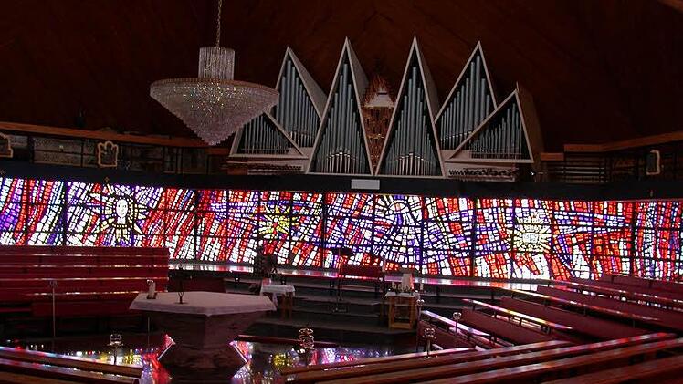 Glasmosaik und Orgel  Foto: Archiv