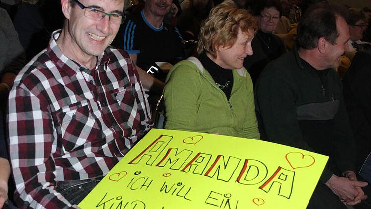 Wolfgang aus Mainleus hat das große Los gezogen - er sollte das Schild mit der Aufschrift "Amanda, ich will ein Kind von dir" zeigen. Foto: Sonja Adam