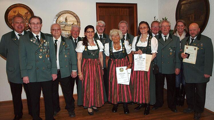 Der Erste Schützenmeister Erwin Kalb (links) konnte zahlreiche Mitglieder für langjährige Mitgliedschaft oder aktiven Einsatz auszeichnen, darunter Ruth Müller (Siebte von links), die bereits seit 65 Jahren der Schützengesellschaft die Treue hält.  Foto: Alfred Thieret
