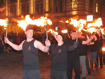Die nächtliche Feuershow von "Malleus Medicinae" auf dem Marktplatz begeisterte die zahlreichen Zuschauer. Fotos: Stephan Stöckel