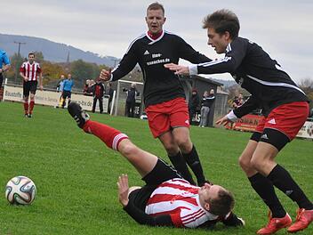 Eggolsheims Angreifer Sebastian Dierl, Torschütze zum 1:1-Ausgleich, strauchelt gegen Fabian Kupfer (re.), es gab aber zurecht keinen Strafstoß. Als Helfer in der Not hält sich für alle Fälle Doppeltorschütze Julian Wolff einsatzbereit.  Fotos: Leo Hühnlein