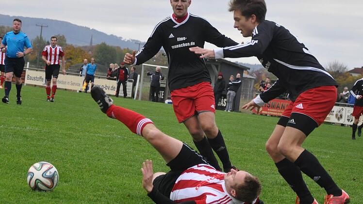 Eggolsheims Angreifer Sebastian Dierl, Torschütze zum 1:1-Ausgleich, strauchelt gegen Fabian Kupfer (re.), es gab aber zurecht keinen Strafstoß. Als Helfer in der Not hält sich für alle Fälle Doppeltorschütze Julian Wolff einsatzbereit.  Fotos: Leo Hühnlein