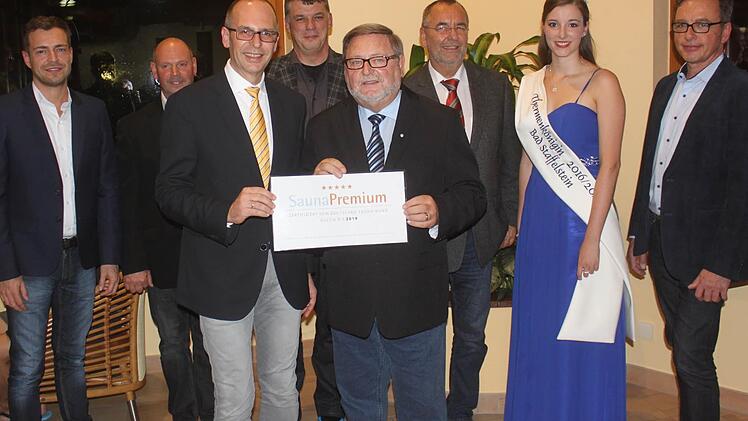 Saunabund-Vizepräsident Dieter Gronbach (Vierter von rechts) überreicht dem Zweckverbandsvorsitzendem und Landrat Christian Meißner (Dritter von links) das symbolische Zertifikat. Foto: Matthias Einwag