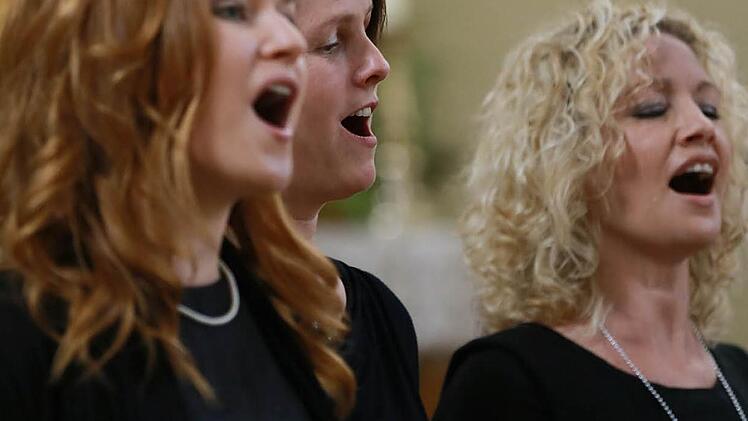 Das Vokalensemble "Le Wodsche" und Solisten gestalten die berühmte Weihnachtsgeschichte von Charles Dickens. Foto: Norbert Müller