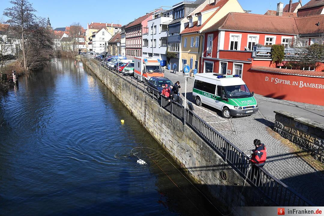 Nach Raubüberfall: Polizei und Taucher am alten Kanal in Bamberg
