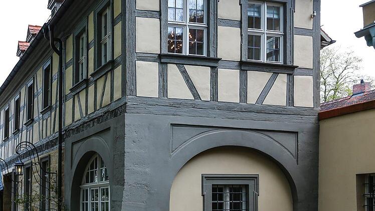 Um 1780 wurde das Torhaus (hinten) um den Pavillon artigen Anbau erweitert.Foto: Matthias Hoch