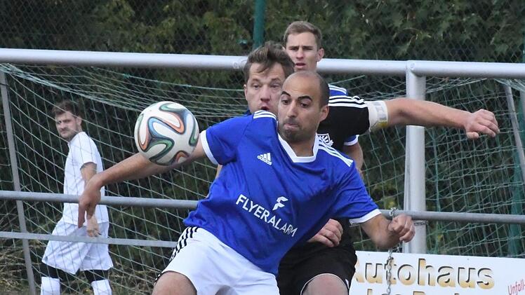 Den Ball wegatmen möchte offensichtlich Björn Seidl von der SG Oerlenbach/Ebenhausen. Nutzte aber nichts, Marcel Sell von der SG Premich/Langenleiten blieb im Ballbesitz.Hopf