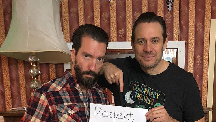 The BossHoss ist beeindruckt von Adrians Einsatz für kranke Kinder. Foto: Antenne Bayern