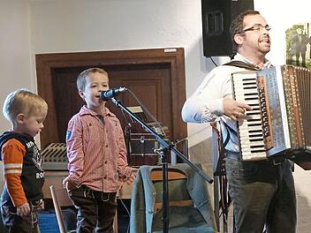 Auf der Bühne, von links: Josef, Simon und Ingo Stübinger  Foto: UweRädlein