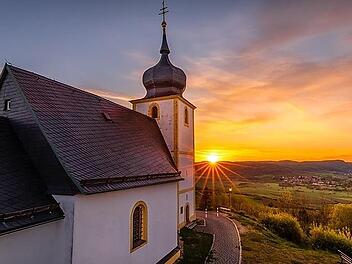 Die Kapelle auf dem Reifenberg ist Standort des Weilersbacher Genussmarkts.