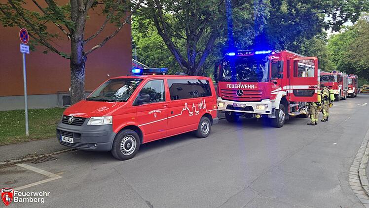 K&uuml;chenbrand in Bamberg: Nachbar rettet zwei Jugendliche aus Wohnung