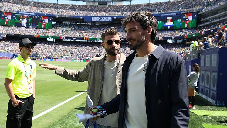 2014 wurden sie gemeinsam Weltmeister, nun analysieren sie die WM f&uuml;r Magenta TV: Thomas M&uuml;ller (links) und Mats Hummels.
