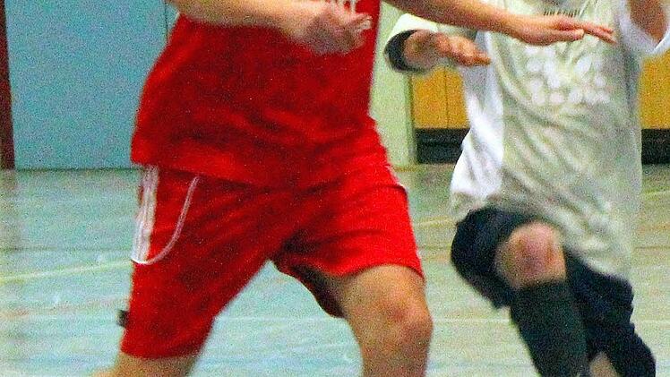 Trotz der Grätsche von Serdar Kanak (Fehlpass United Nürnberg) bleibt Armin Obernöder (1. FCN-Fanclub Weinfranken Dettelbach II) am Ball. Foto: Thomas