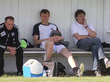 Nachdenklich sitzen Spielleiter Erich Barfuß, Co-Trainer Matthias Bayer und Trainer Erwin Albert (von links) nach dem letzten Bayernliga-Saisonspiel gegen den TSV Großbardorf auf der Bank. Der Abstieg des FC Sand ist für sie eine bittere Pille.