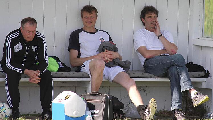 Nachdenklich sitzen Spielleiter Erich Barfuß, Co-Trainer Matthias Bayer und Trainer Erwin Albert (von links) nach dem letzten Bayernliga-Saisonspiel gegen den TSV Großbardorf auf der Bank. Der Abstieg des FC Sand ist für sie eine bittere Pille.