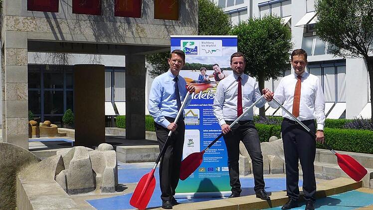 "Paddelspaß am Main" - Auf einer Informationsveranstaltung stellten Sebastian Remelé, Oberbürgermeister der Stadt Schweinfurt, Stefan Rottmann, Bürgermeister der Gemeinde Schonungen und Florian Töpper, Landrat von Schweinfurt-Land (von links) den Main als Wasserwanderweg vor. Im Hof des Landratsamtes in Schweinfurt war das vorerst eine Trockenübung. Richtig losgehen soll es mit Aktionstagen am 12. und 13. Juli, an den auch vier Kommunen in den Haßbergen beteiligt sind.