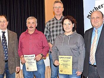 Bei der Jahresversammmlung gab es Ehrungen für hervorragende Milchleistungen. Das Bild zeigt von links Matthias Renner (Kreisvorsitzender), Waldemar Wunder, Wolfgang Grebner, Kathrin Bergner und Zuchtleiter Markus Schricker.  Foto: K.- H. Hofmann