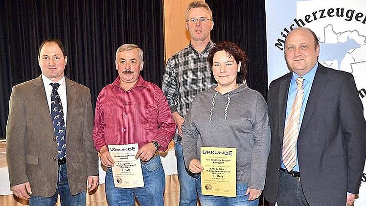 Bei der Jahresversammmlung gab es Ehrungen für hervorragende Milchleistungen. Das Bild zeigt von links Matthias Renner (Kreisvorsitzender), Waldemar Wunder, Wolfgang Grebner, Kathrin Bergner und Zuchtleiter Markus Schricker.  Foto: K.- H. Hofmann