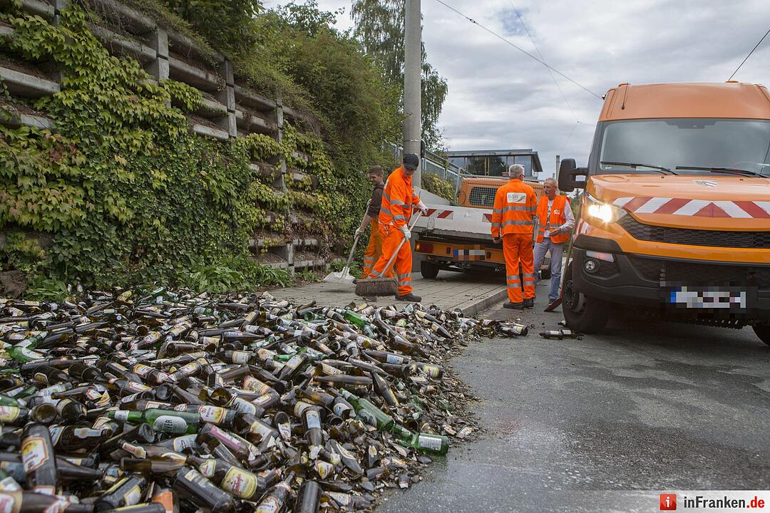 Nürnberg: Getränkelaster verliert in Kurve mehrere Bierkisten