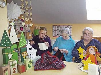 Im Haus Fischbachtal wird für den Adventsbasar jede Mange gebastelt, gestrickt und gehäkelt. Foto: Karl-Heinz Hofmann