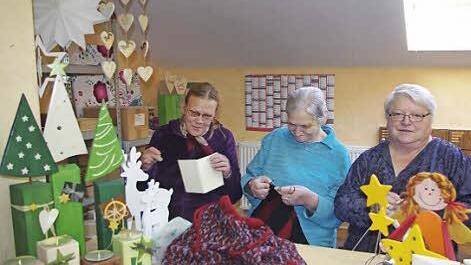 Im Haus Fischbachtal wird für den Adventsbasar jede Mange gebastelt, gestrickt und gehäkelt. Foto: Karl-Heinz Hofmann