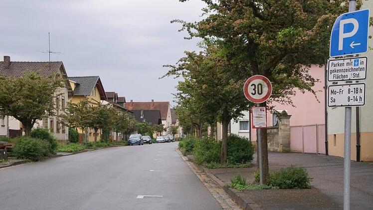 Die Kurzzeit-Parkplatzregelung in der Unteren Stra&szlig;e bleiben bestehen. Das Gremium sah mehrheitlich keine Veranlassung, diese aufzuheben, folgte insofern der Empfehlung von Polizeihauptkommissar Gerald Storath bei einer Verkehrsschau vor Ort im April. Foto: Mario Deller