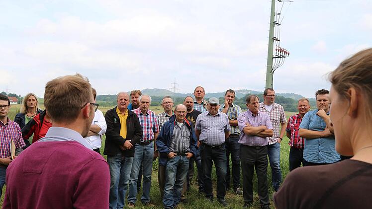 Gabriele Trommer und Ralf Bogensperger (l.) geben Erläuterungen am Hirtenbach. Foto: Franz Galster