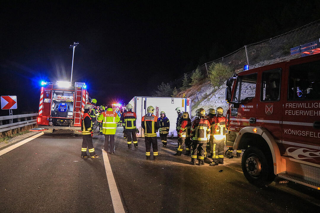 Gegen Felswand gekracht und aus Fahrzeug geschleudert