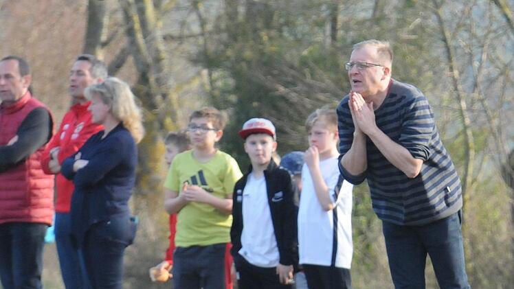 Beten für den Sieg: Rannungens Trainer Klaus Seufert.ssp