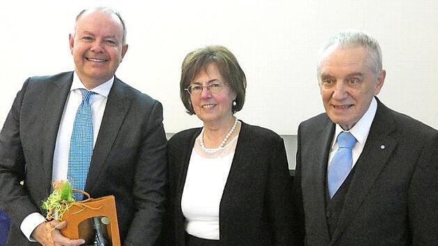 Christa Matschl dankte abschlie&szlig;end den beiden Referenten und &uuml;berreichte Pr&auml;sente an (links) Bernard Bauer und Hans-Peter Schmidt. Foto: privat