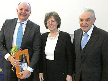 Christa Matschl dankte abschließend den beiden Referenten und überreichte Präsente an (links) Bernard Bauer und Hans-Peter Schmidt. Foto: privat