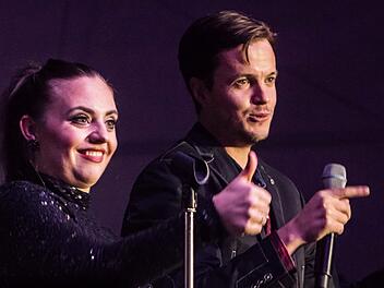 Das Publikum war begeistert: Impressionen von der Coburger Spider Murphy Party" auf dem Schlossplatz. Der Abend im Festzelt war eine Kooperation der Original Prinz Albert Blasmusik (OPA) mit dem Landestheater Coburg.Foto: Jochen Berger
