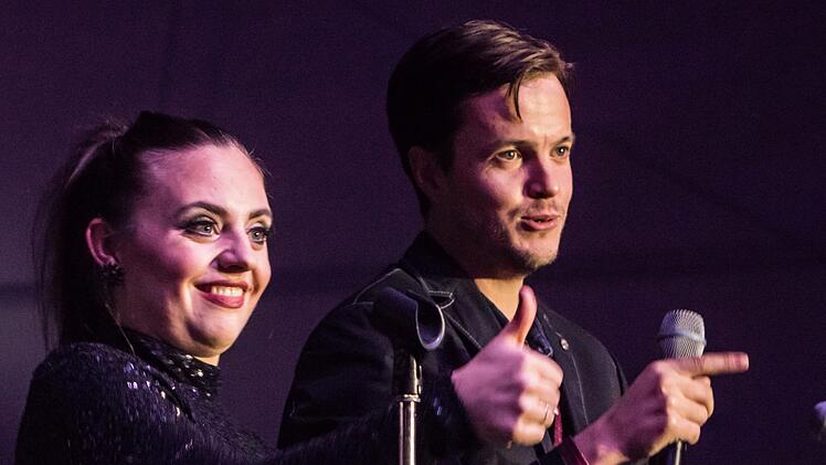 Das Publikum war begeistert: Impressionen von der Coburger Spider Murphy Party" auf dem Schlossplatz. Der Abend im Festzelt war eine Kooperation der Original Prinz Albert Blasmusik (OPA) mit dem Landestheater Coburg.Foto: Jochen Berger