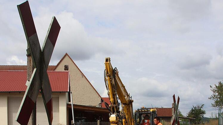 Das Gleisbett  am Übergang Manndorf wird zurzeit erneuert, die alten Stahlschwellen und -schienen  werden  ersetzt. Foto: Eckehard Kiesewetter