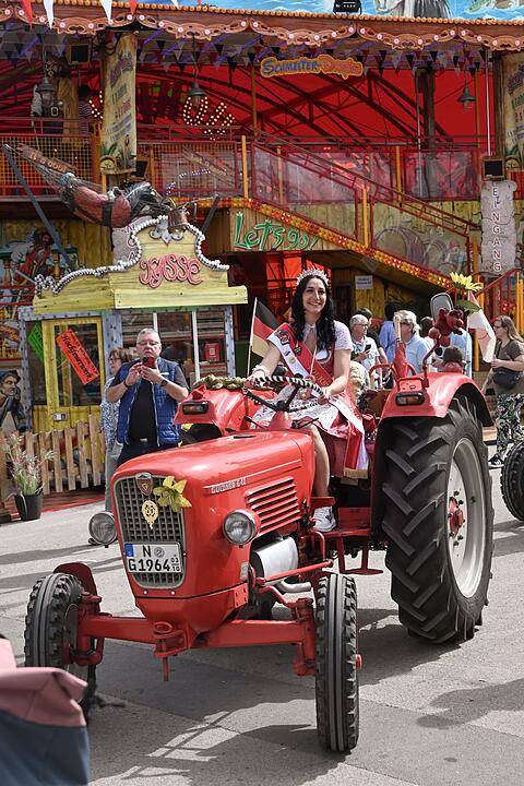 Nürnberger Frühlingsfest mit Rekordbesuch: 85 historische Traktoren auf Rundfahrt