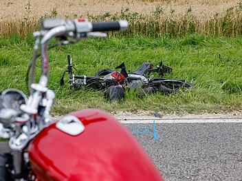 Allersberg: Motorradfahrer will Lastwagen überholen und kollidiert mit Auto - Biker stirbt in Krankenhaus