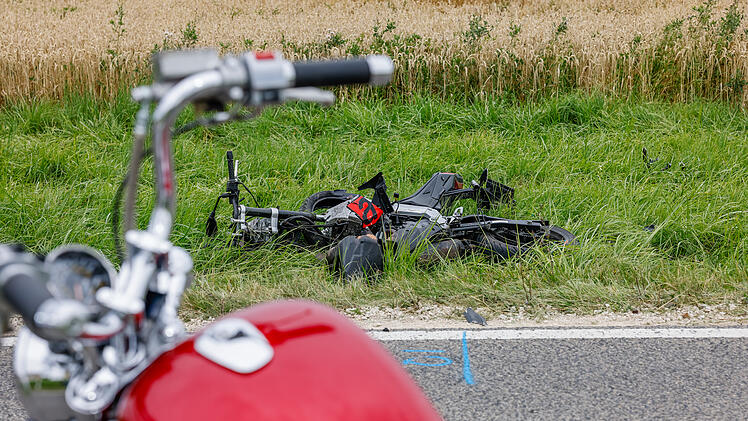 Allersberg: Motorradfahrer will Lastwagen überholen und kollidiert mit Auto - Biker stirbt in Krankenhaus